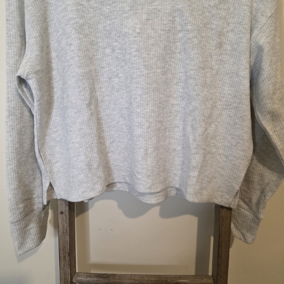 ⭐️40% Off⭐️ Old Navy Cropped Plush Ribbed Hoodie for Girls - Picture 4 of 11